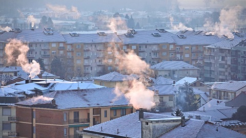 tetti città inquinata imbiancata dalla neve